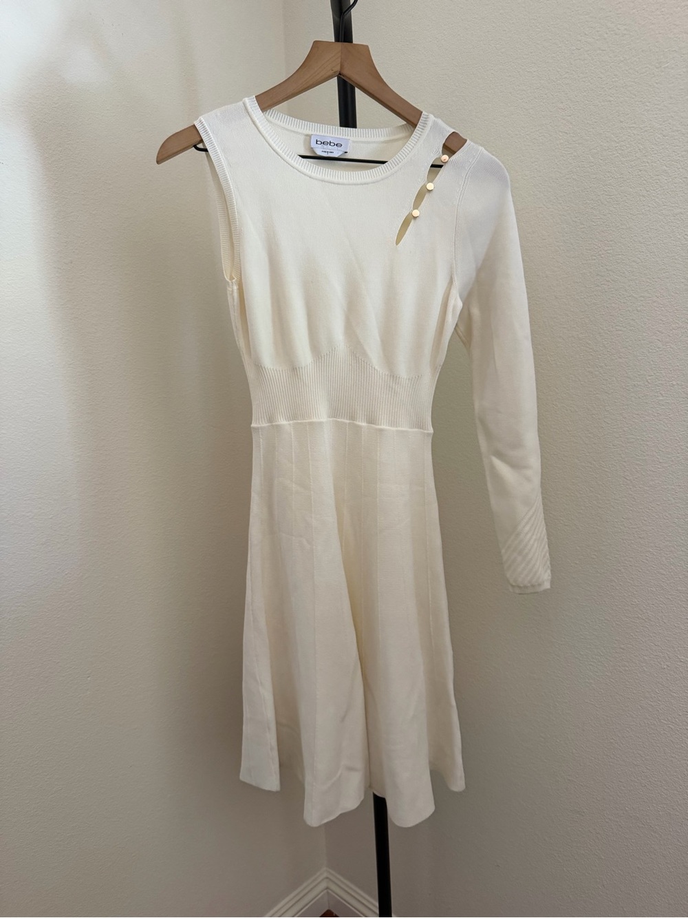 Cream One-Shoulder Long-Sleeve Pleated Dress - Picture 2 of 5